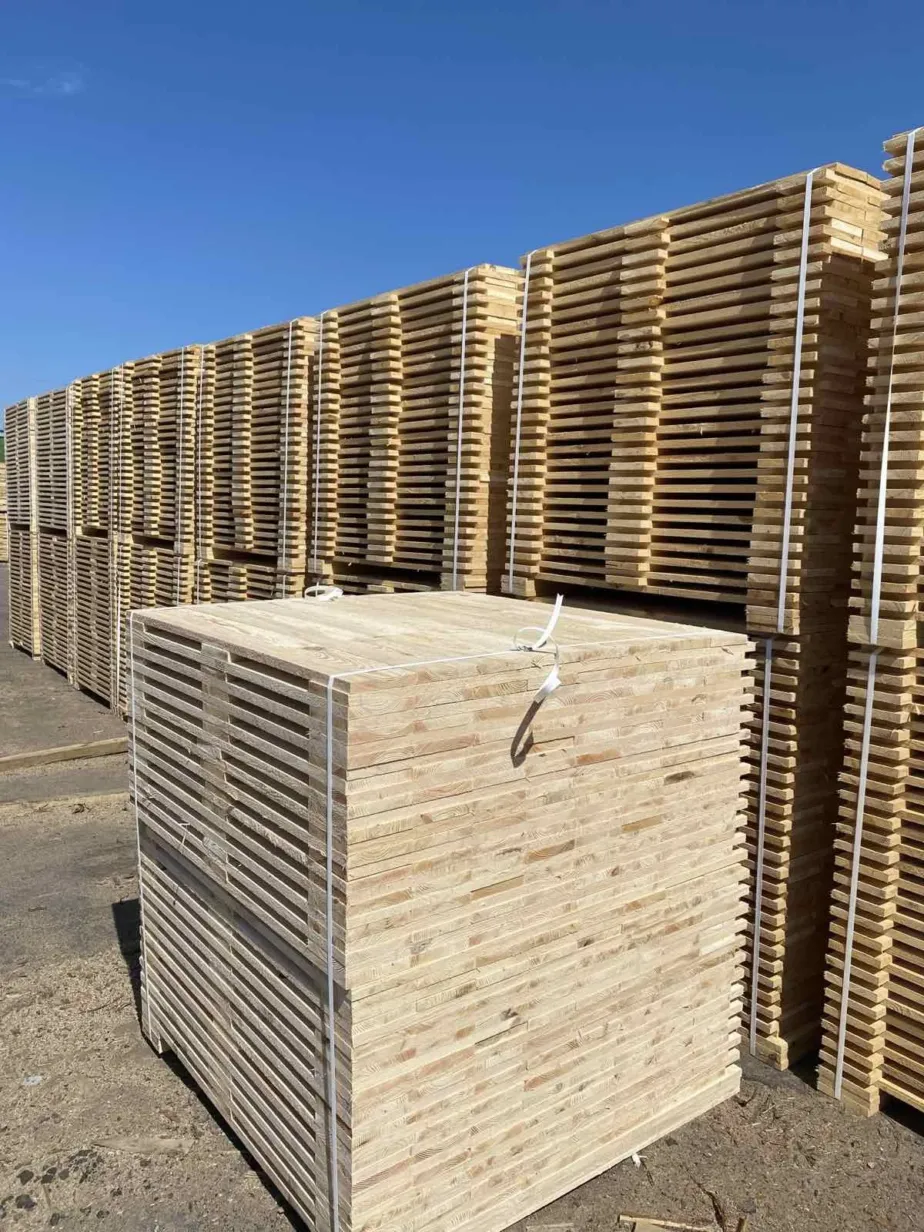 Avrupa standartlarında üretilmiş, yüksek taşıma kapasiteli ve ISPM-15 sertifikalı orijinal 80x120 EPAL Euro palet stokları.